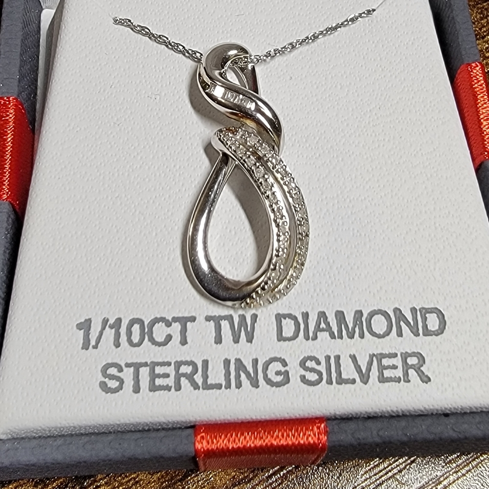 1/10CT TW Diamond pendant in Sterling Silver